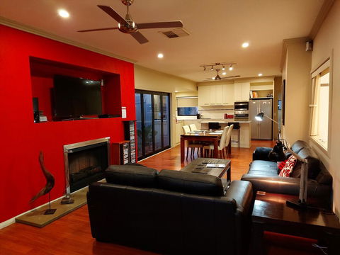 About Time Retreats- Studio Seven - Accommodation Newcastle 0