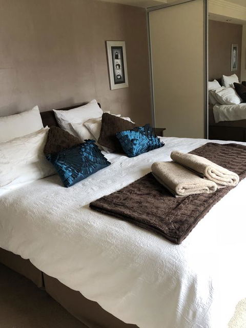 About Time Retreats- Studio Seven - Accommodation Newcastle 3