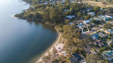 Above Sunset - 100m From The Paynesville Lakes - Accommodation Newcastle 0