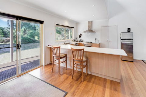 Acacia Lakehouse - The Lake At Your Doorstep - Accommodation Newcastle 3