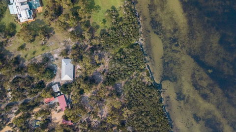 Acacia Lakehouse - The Lake At Your Doorstep - Accommodation Newcastle 1