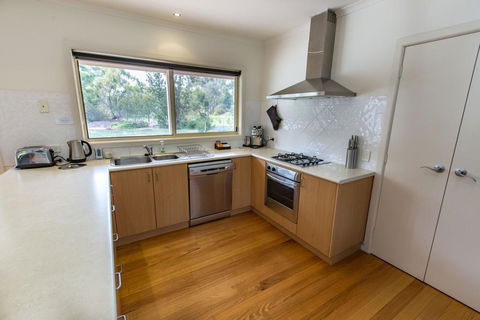 Acacia Lakehouse - The Lake At Your Doorstep - Accommodation Newcastle 2