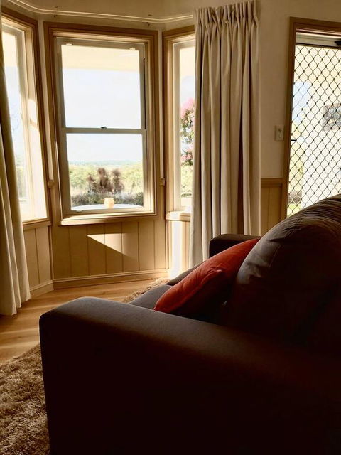 Accommodation Creek Cottages & Sundown View Suites - Accommodation Newcastle 3