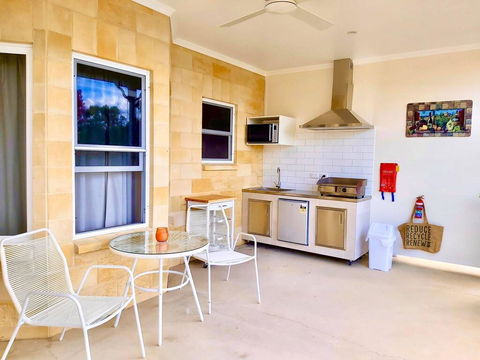 Accommodation Creek Cottages & Sundown View Suites - Accommodation Newcastle 2