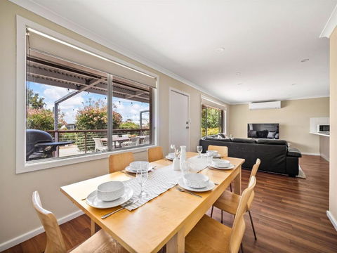 Eagle Bay Beach House - 300m To The Beach! - Accommodation Newcastle 3