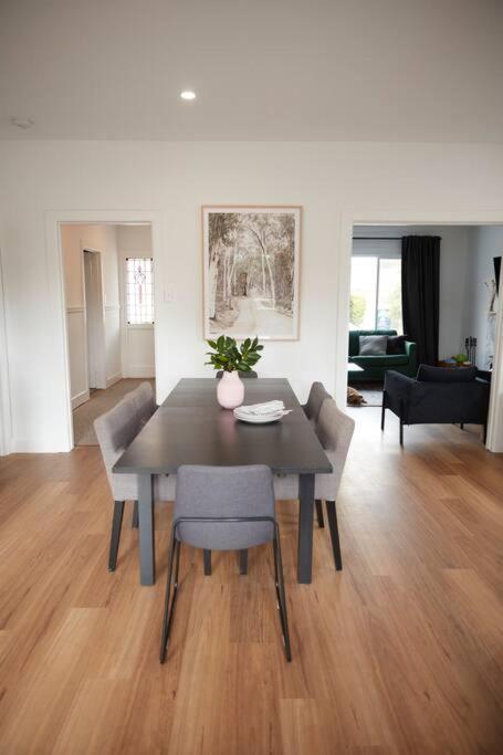Enjoy A Renovated Retreat With Outdoor Bath - Accommodation Newcastle 2