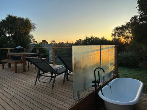 Enjoy A Renovated Retreat With Outdoor Bath - Accommodation Newcastle 0