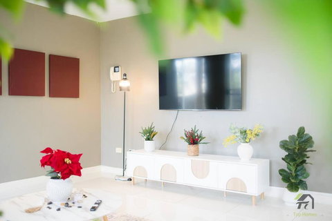 Entire 3 Bedrooms Townhouse In Baulkham Hills - Accommodation Newcastle 2