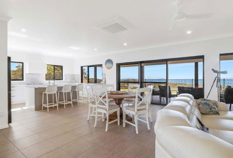ESCAPE WITH A VIEW - Accommodation Newcastle 0