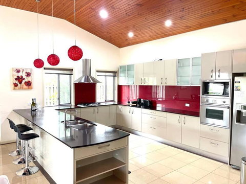 Exclusive Golf Course Community Family Home - Accommodation Newcastle 0
