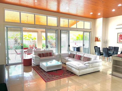 Exclusive Golf Course Community Family Home - Accommodation Newcastle 1