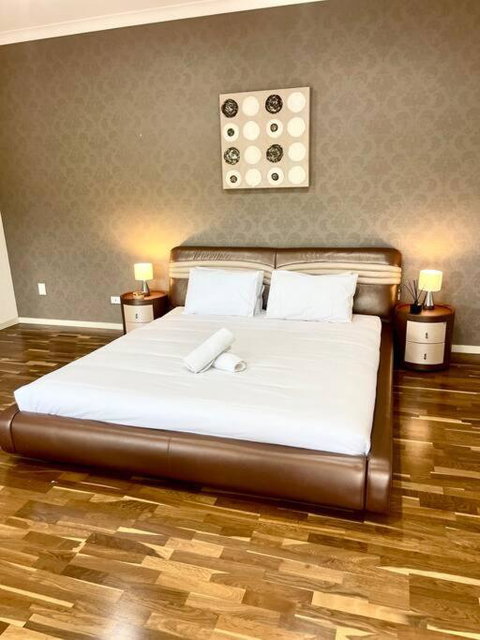 Exclusive Golf Course Community Family Home - Accommodation Newcastle 4