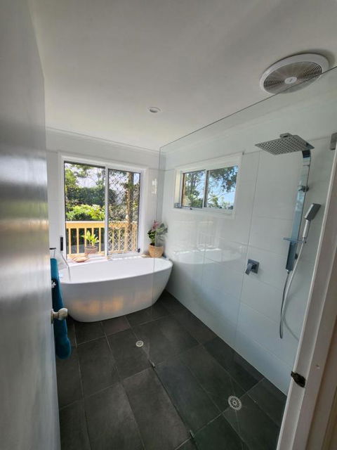 Family Poinciana Rooms - Accommodation Newcastle 3