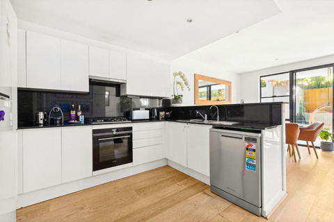 Fab Bondi 2-Bed With Courtyard & Alfresco Dining - Accommodation Newcastle 3