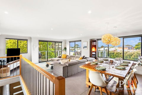 Family Entertainer Sleeps 10 - Accommodation Newcastle 1