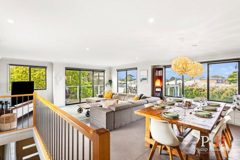 Family Entertainer Sleeps 10 - Accommodation Newcastle 0