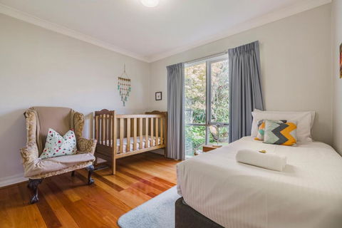 Family Friendly Art Deco Garden Patio WiFi WFH - Accommodation Newcastle 2