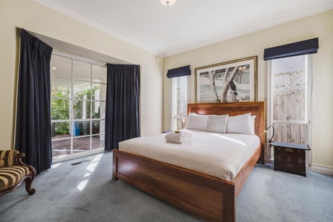 Family Friendly Art Deco Garden Patio WiFi WFH - Accommodation Newcastle 4