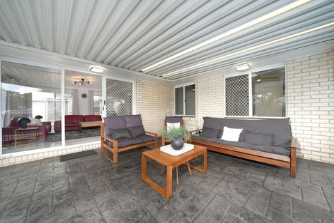 Family Escape Serene Oasis With Pool And AC - Accommodation Newcastle 3