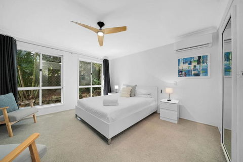 Family Escape Serene Oasis With Pool And AC - Accommodation Newcastle 2