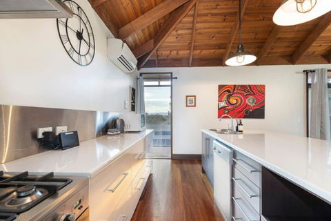 Family Retreat.Pool. WiFi. Games - Accommodation Newcastle 4