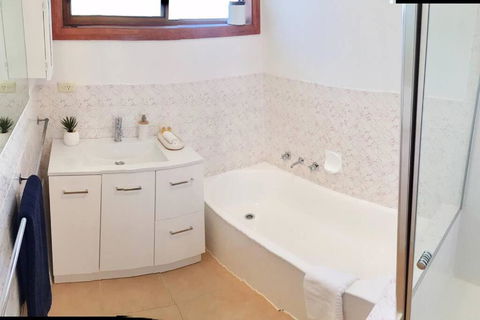 FERNLY BFast, WiFi Nflx AC Walk2Pizza Liquor Deli, - Accommodation Newcastle 2