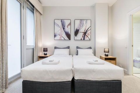Fabulous Collins Street Luxury 2 BR Apartment - Accommodation Newcastle 2