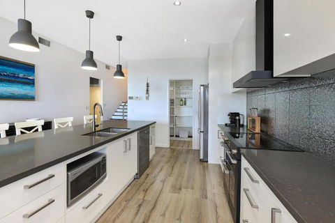 GEORGE8- THE ULTIMATE, FAMILY BEACH HOUSE! - Accommodation Newcastle 4