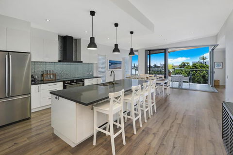 GEORGE8- THE ULTIMATE, FAMILY BEACH HOUSE! - Accommodation Newcastle 1