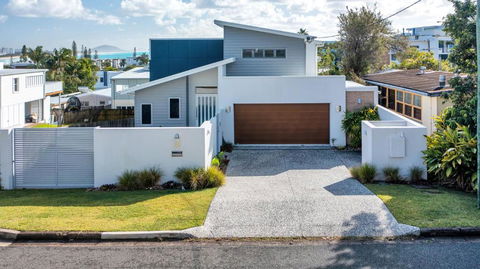 GEORGE8- THE ULTIMATE, FAMILY BEACH HOUSE! - Accommodation Newcastle 0