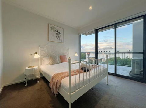 GW24-1 BATH 2 BR At The Glen With FREE Parking And Balcony - Accommodation Newcastle 0