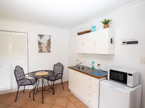 GORGEOUS STUDIO + 100M TO BEACH + POOL - Accommodation Newcastle 2