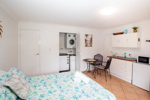 GORGEOUS STUDIO + 100M TO BEACH + POOL - Accommodation Newcastle 4
