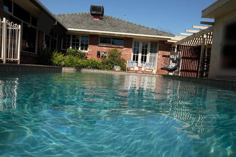 Hampton Spacious House & Pool - Accommodation Newcastle 0