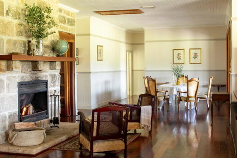 Hanging Tree Wines - Accommodation Newcastle 3