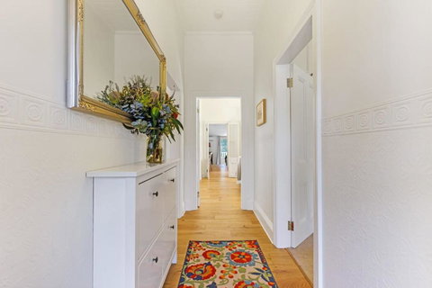 Hatton Ville Fireplace Village 5 Minutes Gardens - Accommodation Newcastle 1