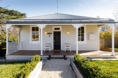 Hatton Ville Fireplace Village 5 Minutes Gardens - Accommodation Newcastle 0