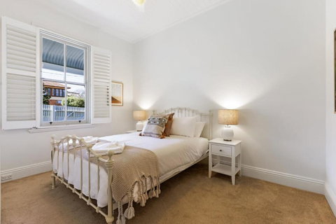 Hatton Ville Fireplace Village 5 Minutes Gardens - Accommodation Newcastle 2