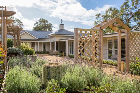 Haven Red Hill - Accommodation Newcastle 1