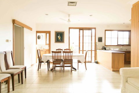 Hawthorn Holiday House - Accommodation Newcastle 0