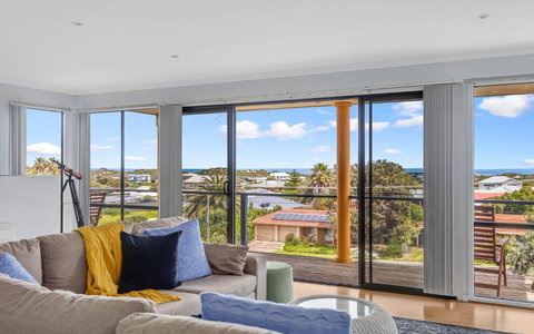 Hazel Beach House With Ocean Views - Accommodation Newcastle 2