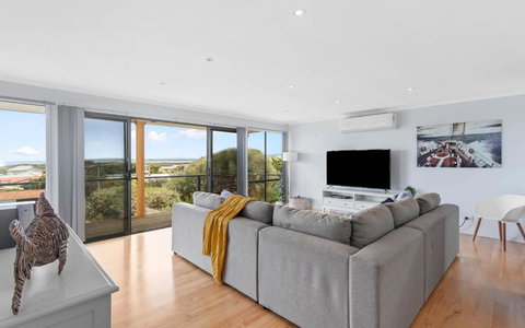 Hazel Beach House With Ocean Views - Accommodation Newcastle 3