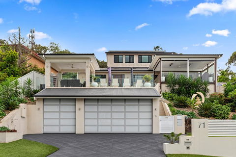 HEATed Pool, Lake & Beach, Luxury 5 B/R House - Accommodation Newcastle 3