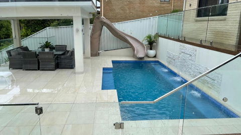 HEATed Pool, Lake & Beach, Luxury 5 B/R House - Accommodation Newcastle 2