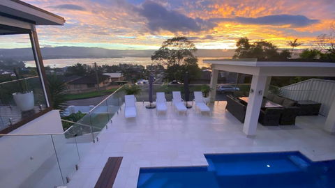 HEATed Pool, Lake & Beach, Luxury 5 B/R House - Accommodation Newcastle 1