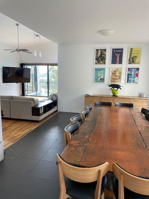 Hill Top Retreat - Accommodation Newcastle 0