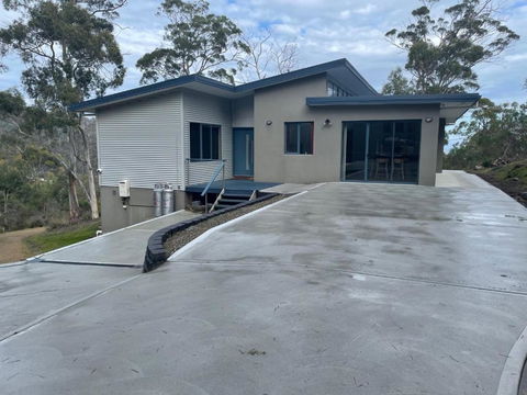 Hill Top Retreat - Accommodation Newcastle 2