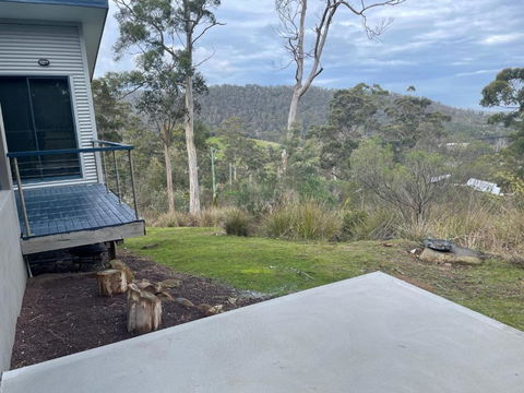 Hill Top Retreat - Accommodation Newcastle 3
