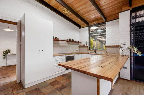 Hillside Retreat- Your Tranquil Home Away - Accommodation Newcastle 1