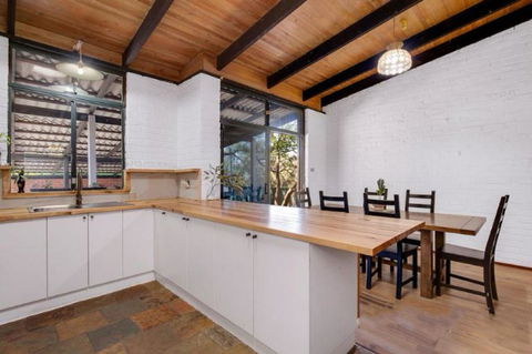Hillside Retreat- Your Tranquil Home Away - Accommodation Newcastle 3